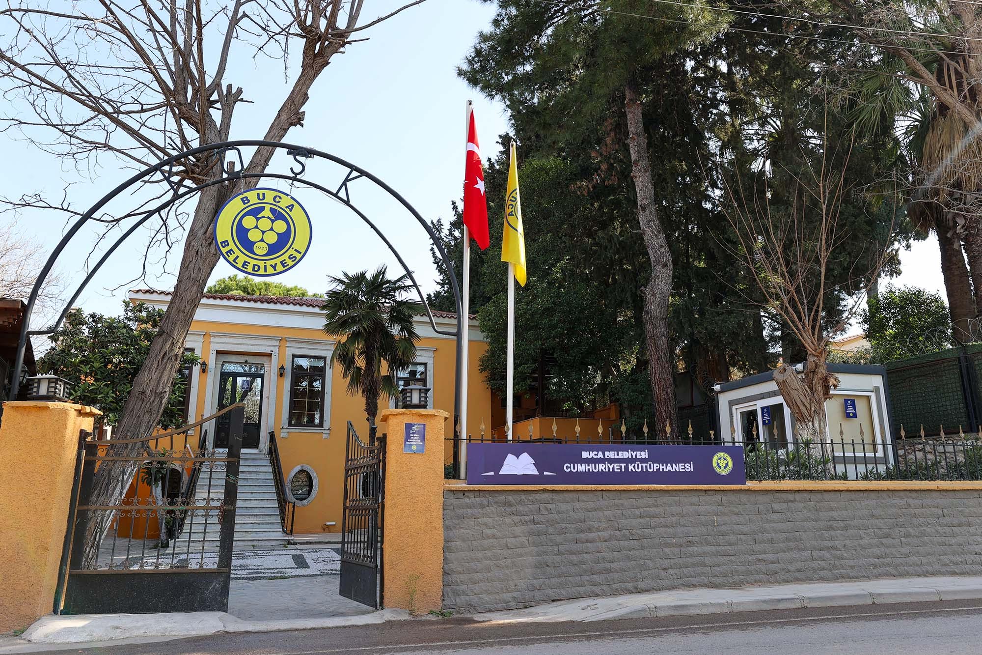 Buca Cumhuriyet Kütüphanesi geleceği aydınlatıyor