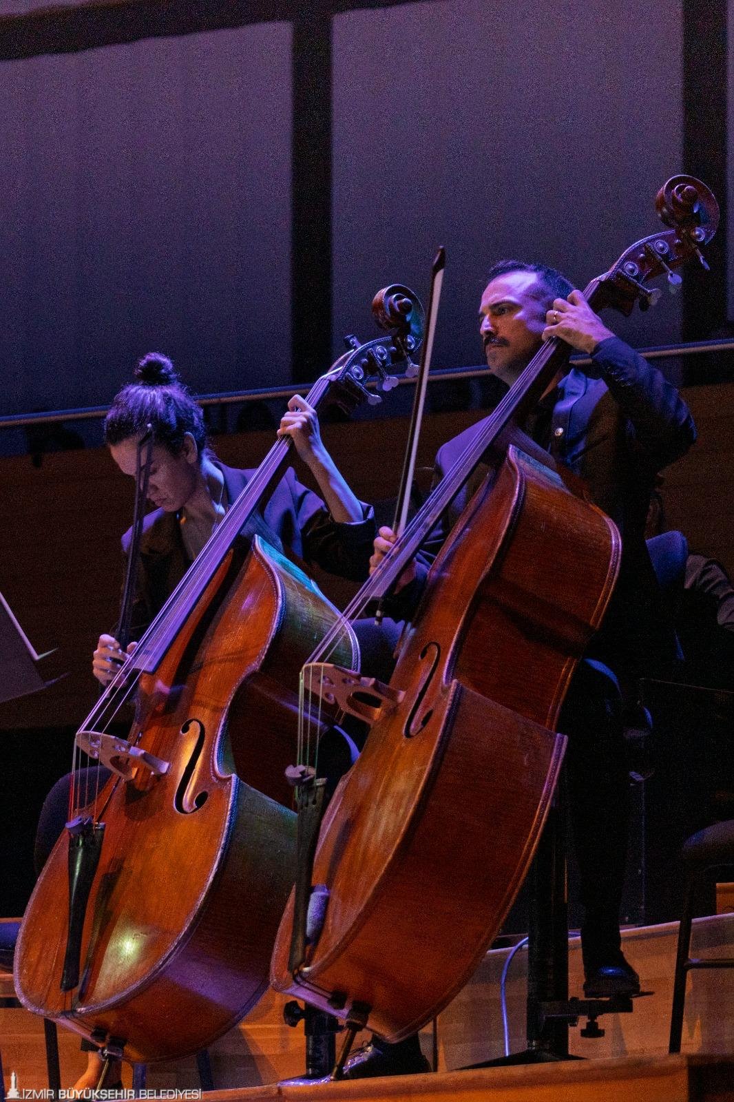 İzmir’de Atatürk, Dokuzu Beş Geçe konseriyle anıldı