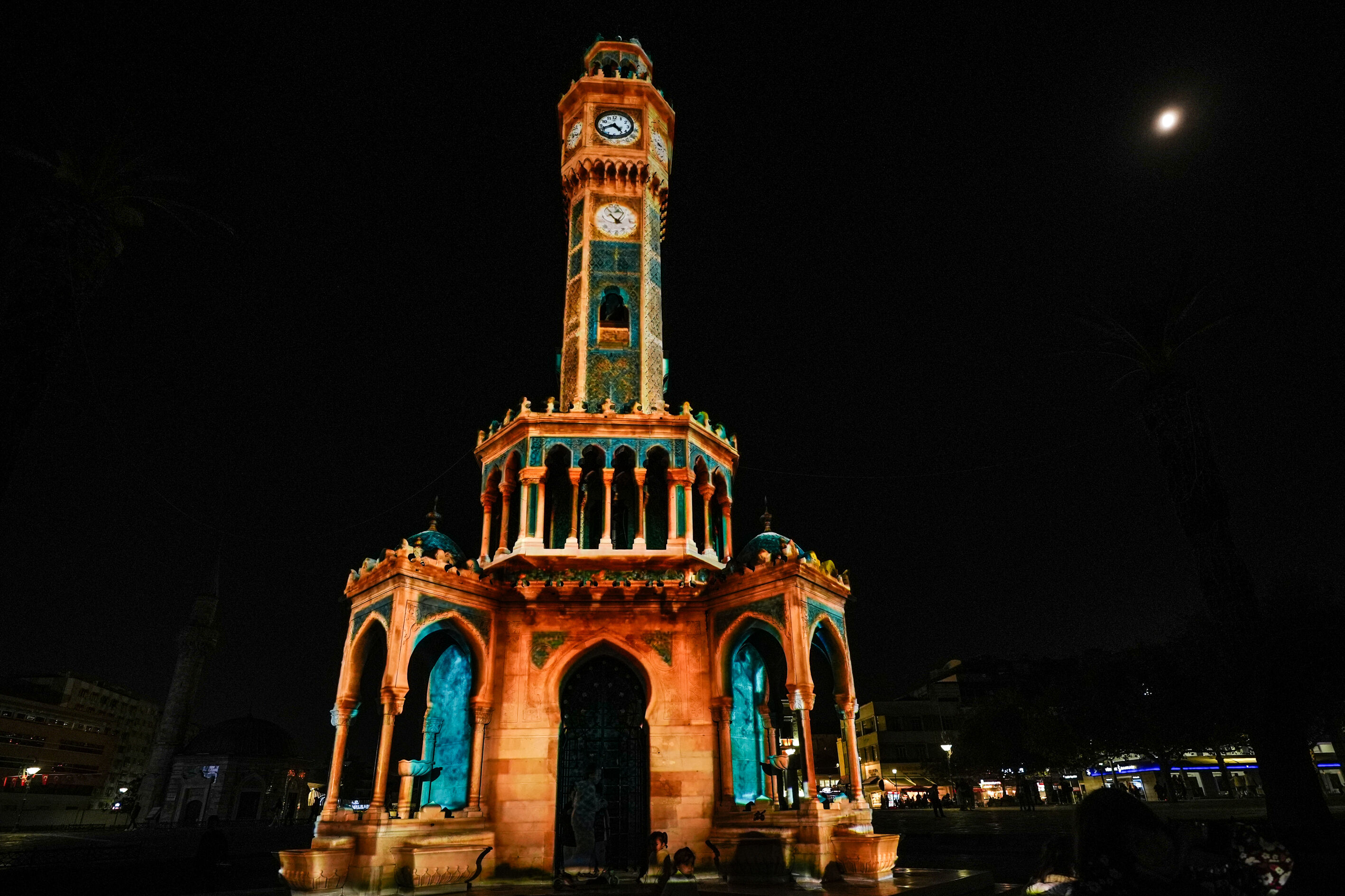 İzmir Saat Kulesi dijital sanatla ışıklandı