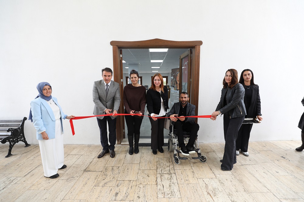 Menderes’te otizmli Ressam Tuğcan Çobanoğlu’ndan anlamlı resim sergisi