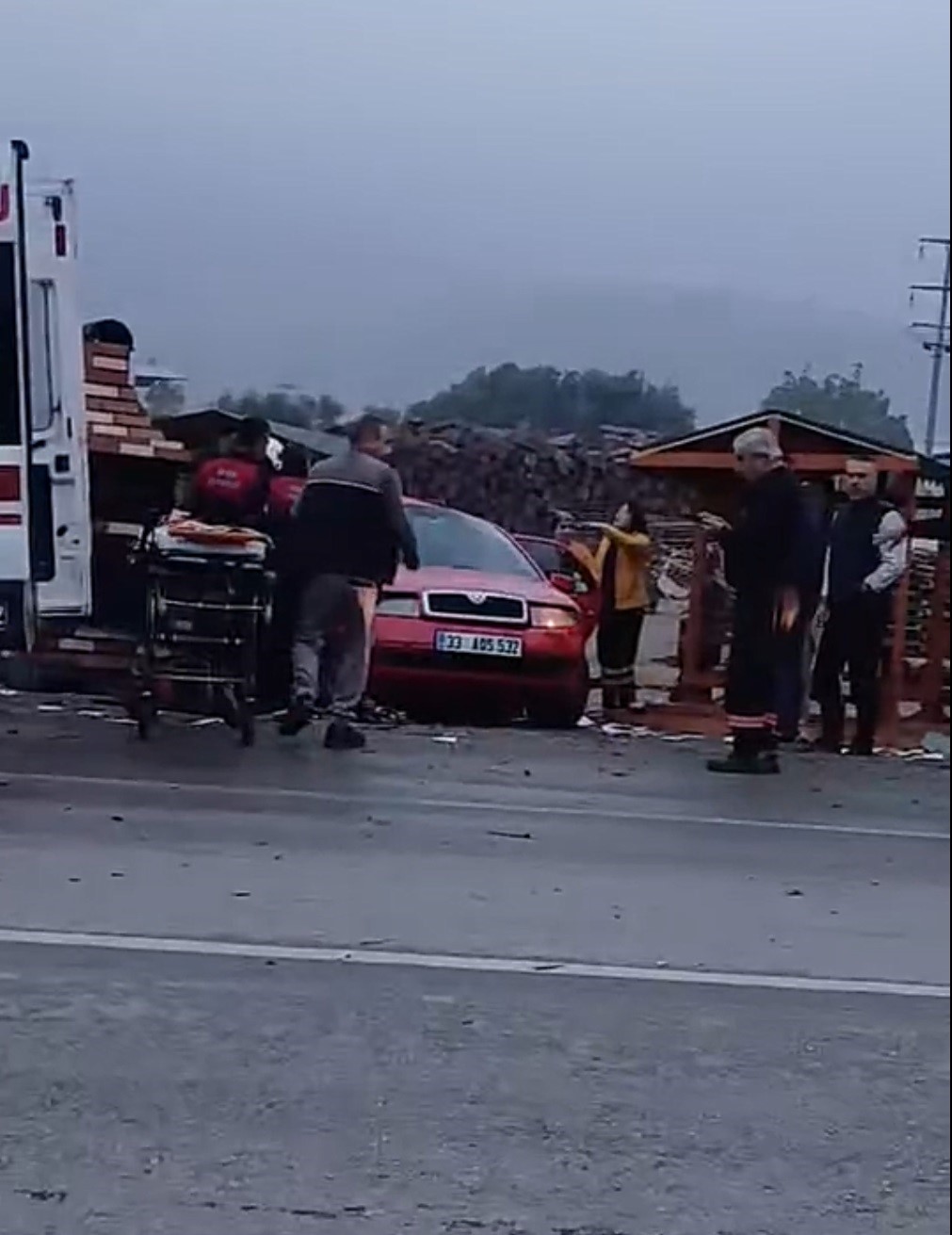 İzmir’de iki otomobil çarpıştı: 2 ölü, 4 yaralı