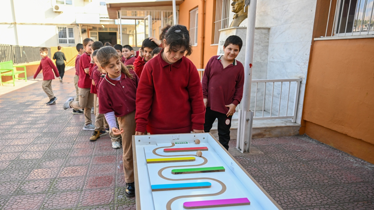 Başkan Eşki’den Okullara Zeka Geliştirici Oyuncak (1)
