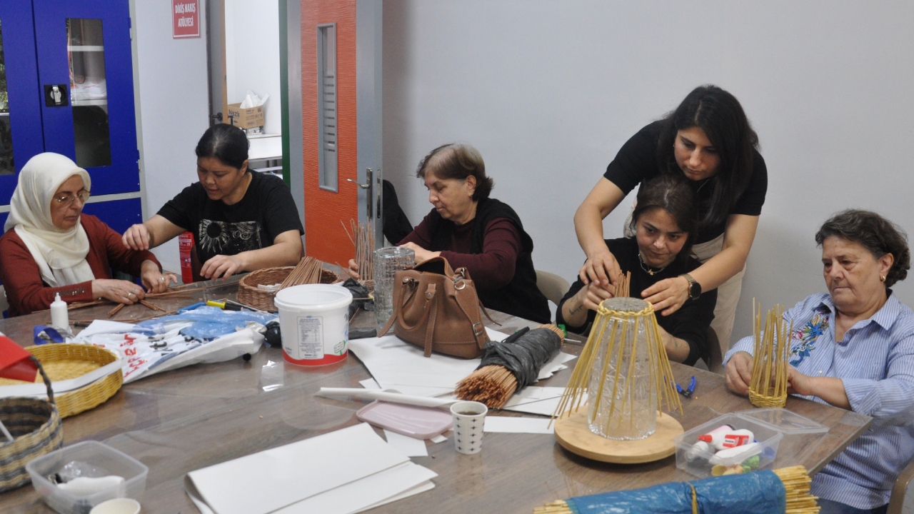 Bayındır'da Kurslara Katılan Kadınlar Meslek Öğreniyor (2)