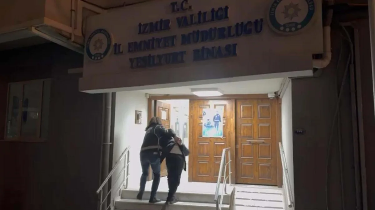 Buca Ilçesinde, 2 Şüpheli, Serdengeçtiler Her Yerde Diyerek Ticari Işletmelere Silah Ve Patlayıcı Maddeyle Saldırdı Ve Olay Anını Kamerayla Görüntüye Aldı. Olayın Ardından Polis, Saldırıya Karışan 2 Şüpheliyi Gözaltı