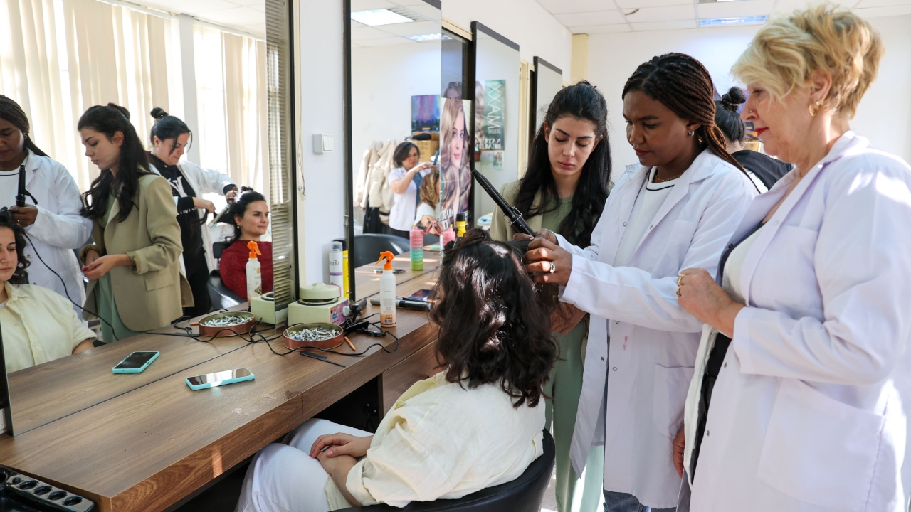 Buca’da Kadın Istihdamına Katkı Kuaförlük Kursları Başladı Buca Belediyesi, Kadın Istihdamını Güçle (2)