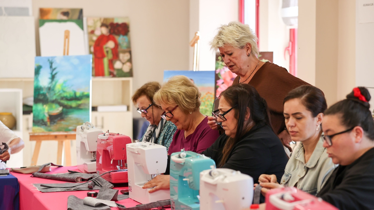 Buca’da Örnek Proje Kadınların Emeği Öğrencilere Burs Oldu (1)