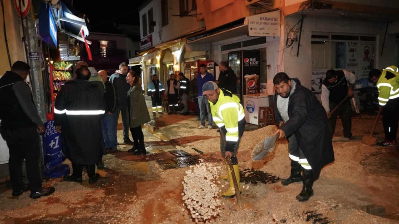 Çeşme Bir Günde Bir Aylık Yağış Aldı Belediye’den 304 Personel, 73 Araçla Müdahale (1)