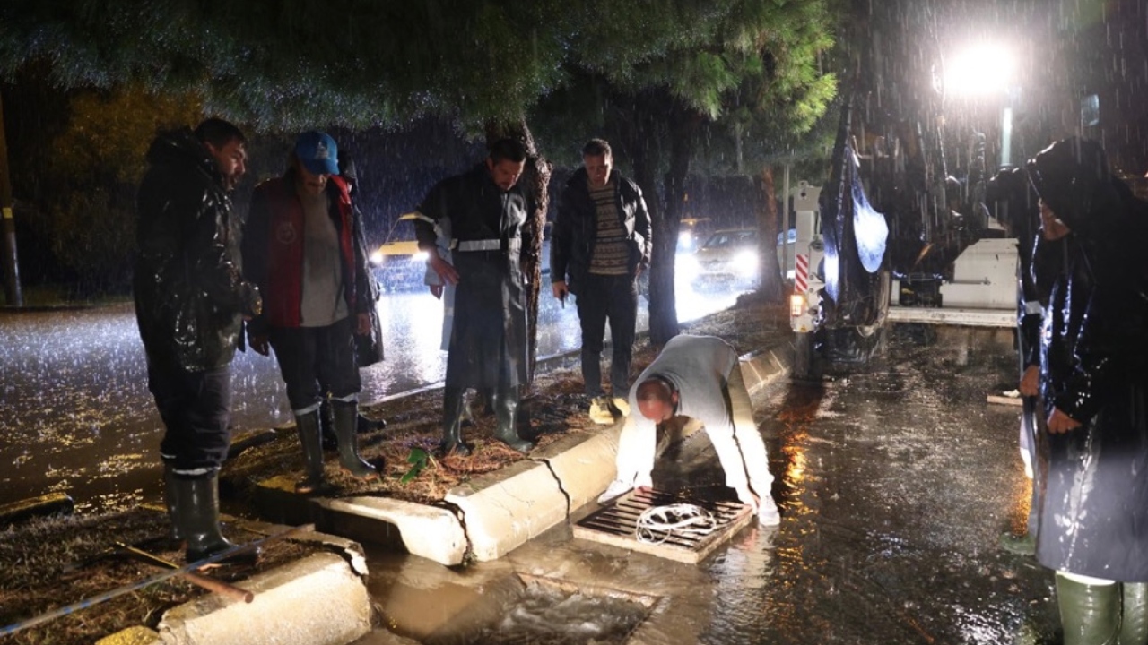 Çeşme Bir Günde Bir Aylık Yağış Aldı Belediye’den 304 Personel, 73 Araçla Müdahale (2)