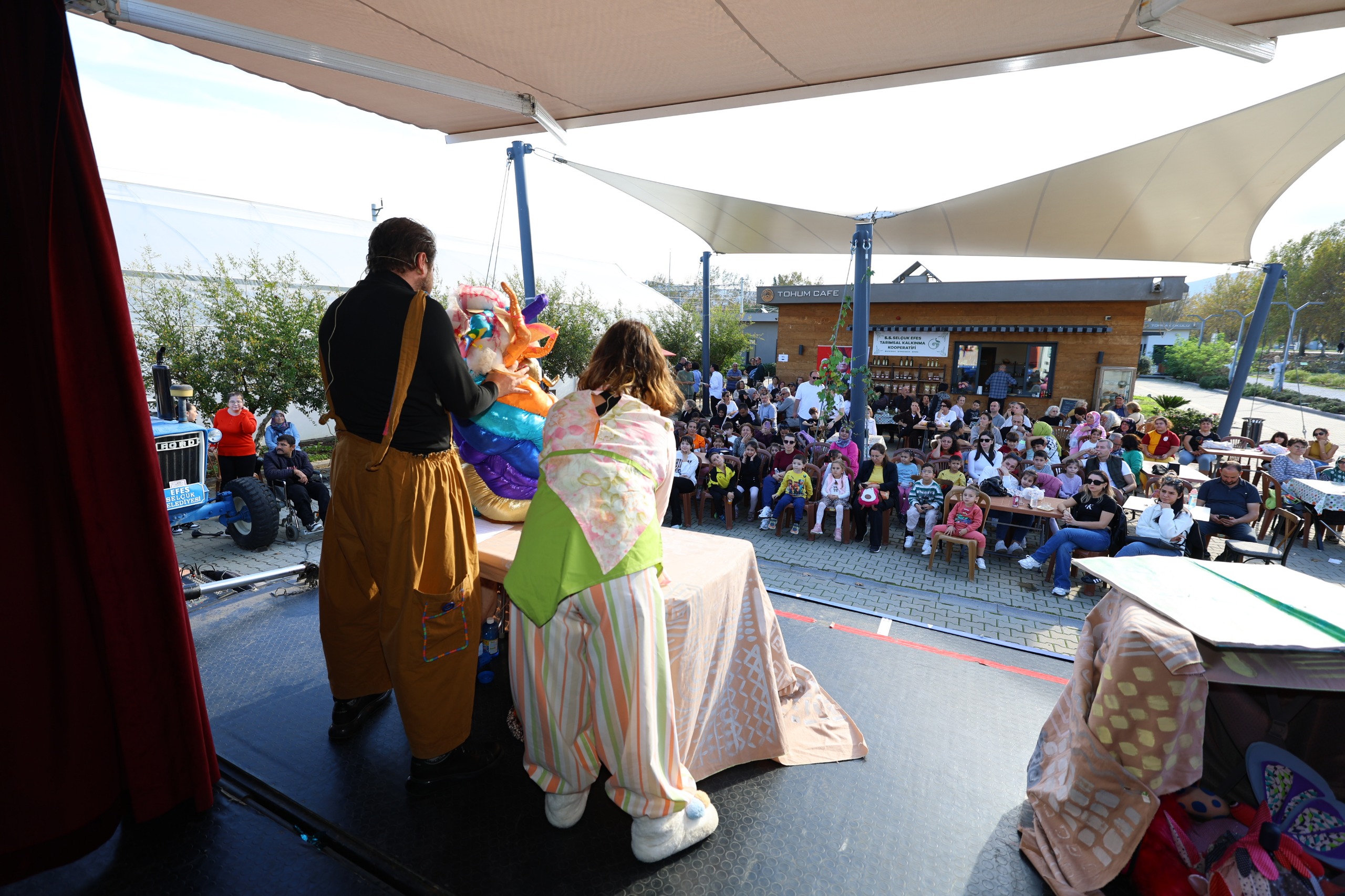 Efes Tarlası Yaşam Köyü’ndeki Üretici Pazarı Renkli Etkinliklerle Devam Ediyor (1)