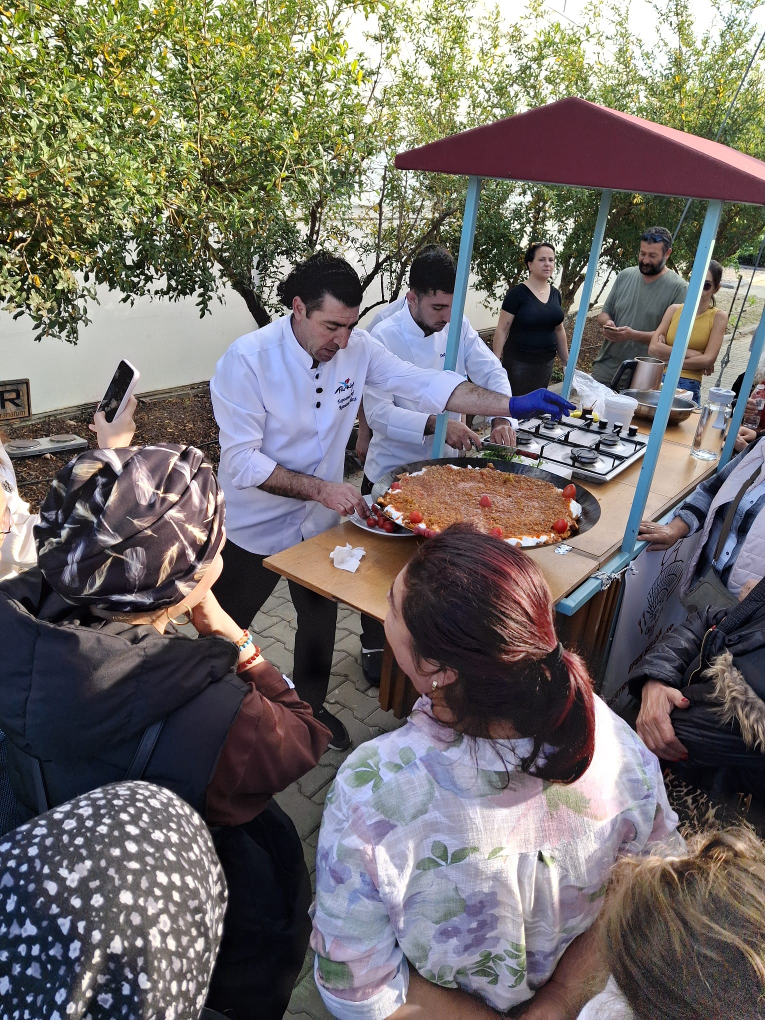 Efes Tarlası Yaşam Köyü’ndeki Üretici Pazarı Renkli Etkinliklerle Devam Ediyor (3)