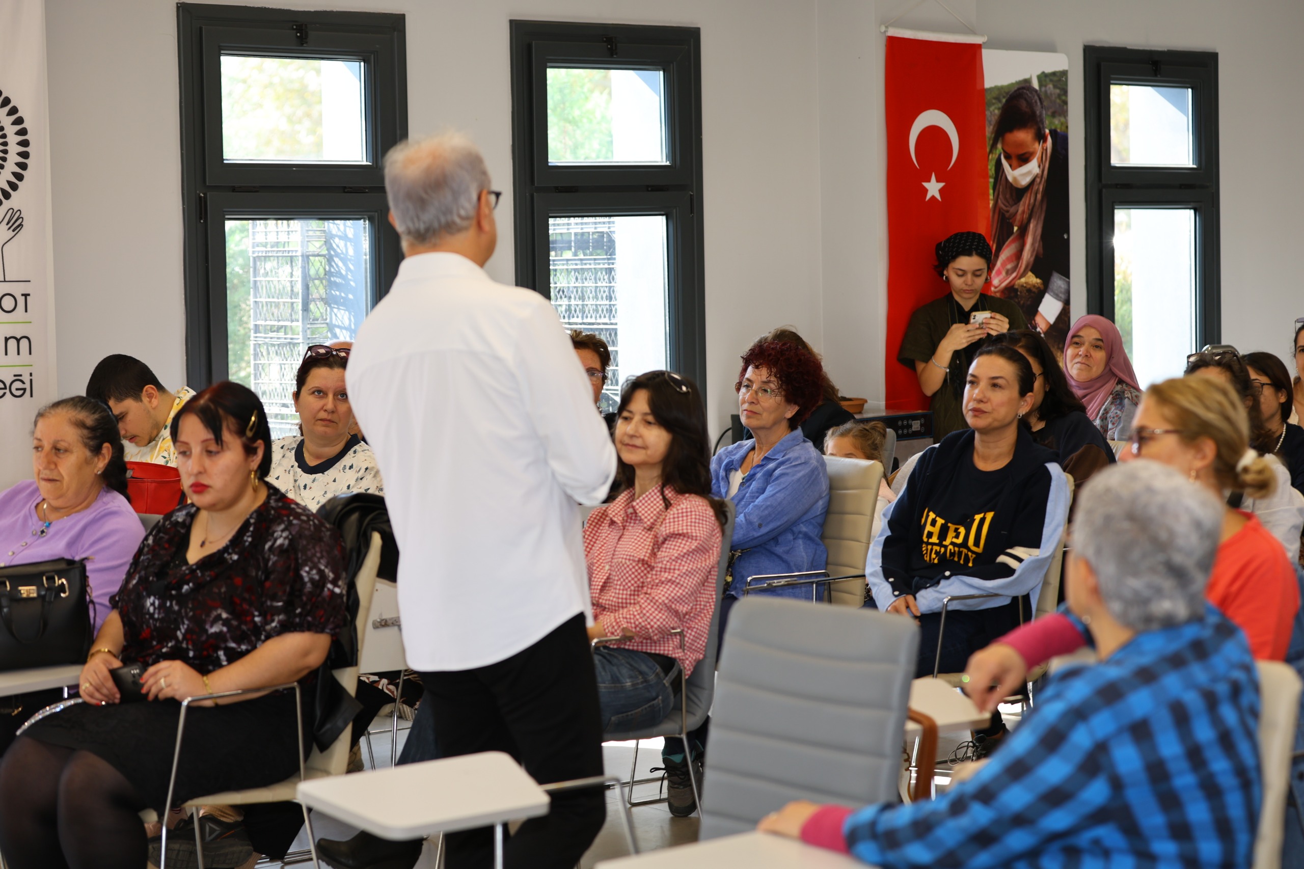 Efes Tarlası Yaşam Köyü’ndeki Üretici Pazarı Renkli Etkinliklerle Devam Ediyor (4)