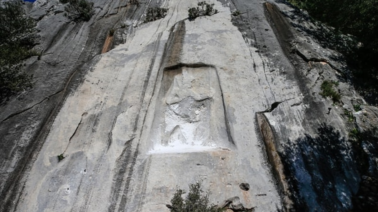 Ege’de Hititlerden Kalma Bilinen Tek Örnek İzmir’de Üç Bin Yıllık Karabel Kaya Kabartması (2)