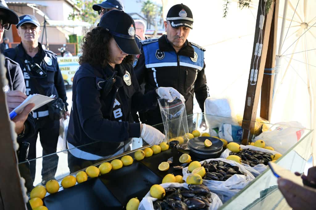 Gıda Güvenliği Için Harekete Geçildi Kuşadası’nda Sokak Lezzetlerine Sıkı Denetim (1)