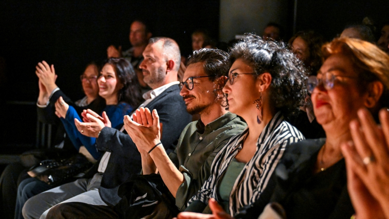 Hafıza Ve Kimlik Arayışı Bornova Sahnesinde Unutmak Yeni Sezona Güçlü Başladı (1)