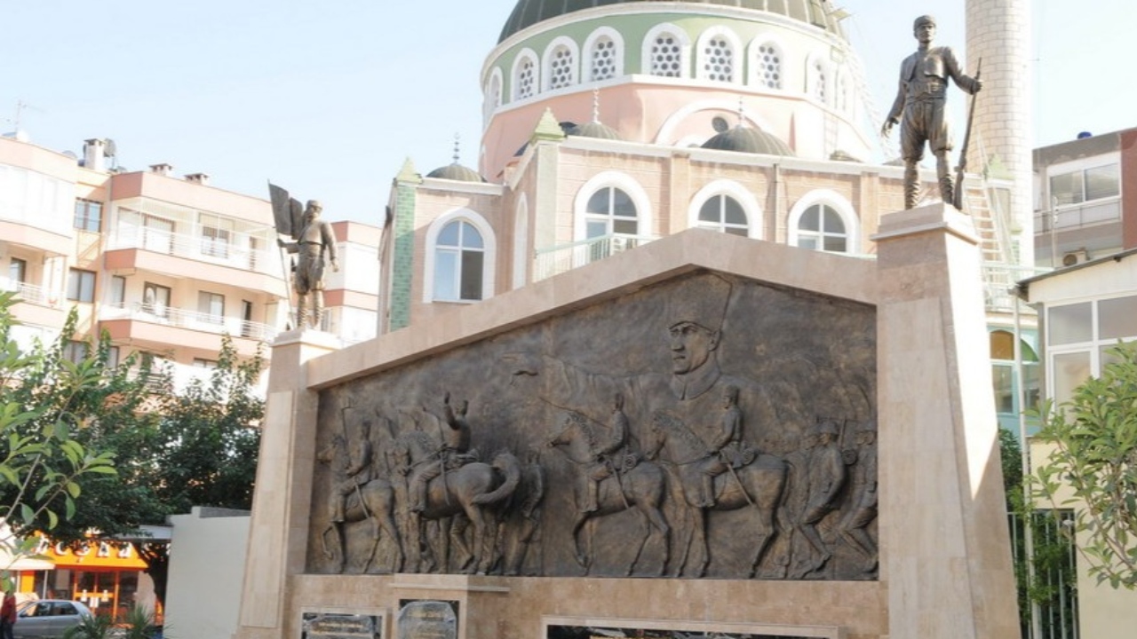 Karşıyaka’nın Anıt ve Heykelleri: Kent tarihine damga vuran eserler