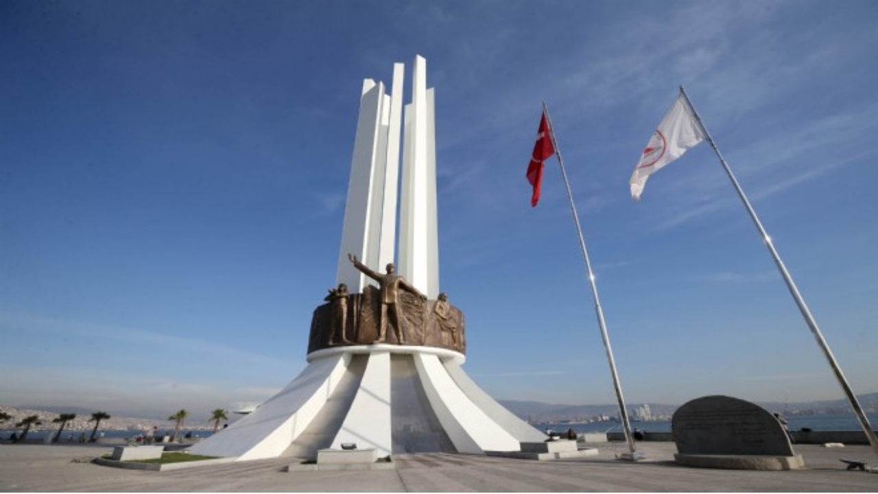 Karşıyaka’nın Anıt ve Heykelleri: Kent tarihine damga vuran eserler