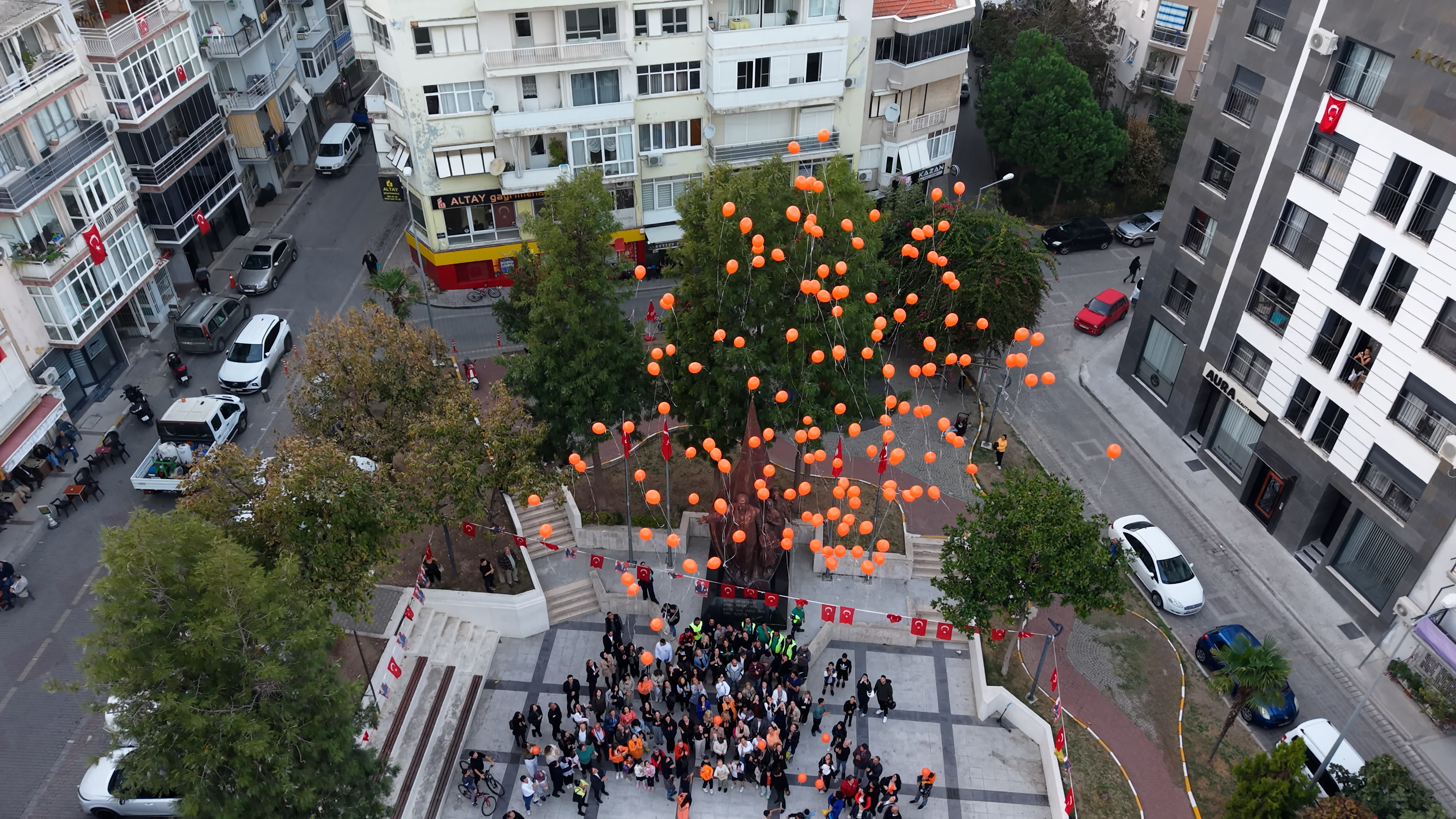 Balçova’da lösemili çocuklar için umut balonları gökyüzüne bırakıldı