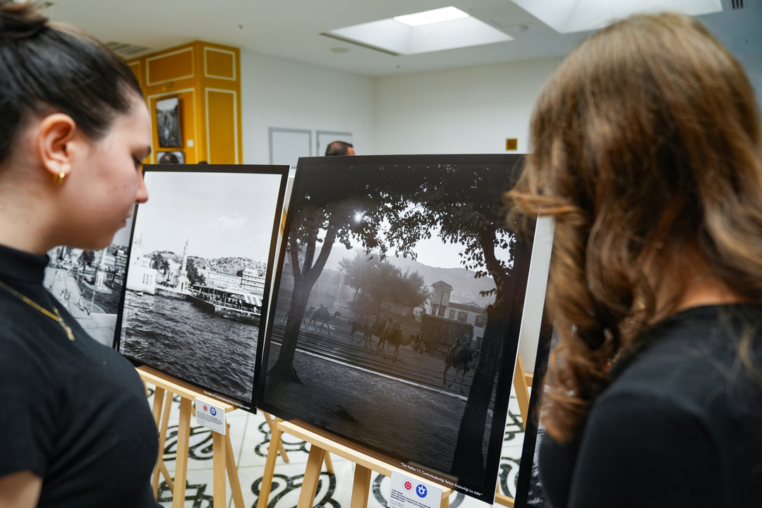 İletişim Yüzyılında Kentlerin Hikayesi İzmir’in Eski Fotoğrafları Sergilendi-1