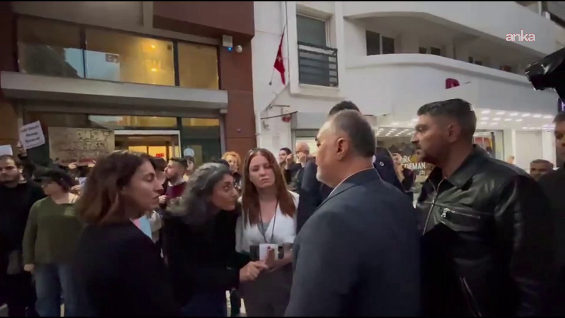 İzmir Barosu'nun 'Nefret Suçu Mağduru Transları Anma Günü'nde Trans Onur Bayrağı Gerilimi-1