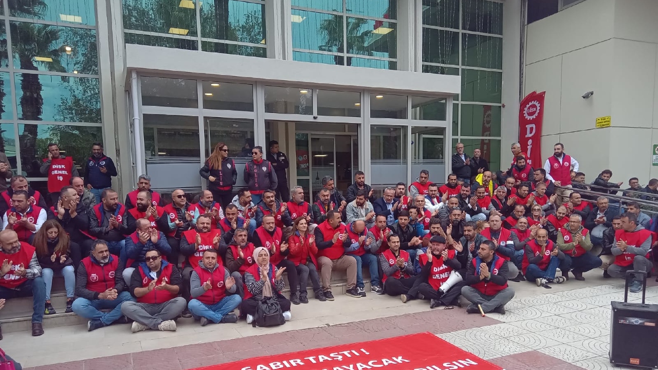 İzmir Büyükşehir’de Işçiler Eylemde 3 Aylık Fazla Mesailer Ödenmedi, Sabır Taştı! (2)