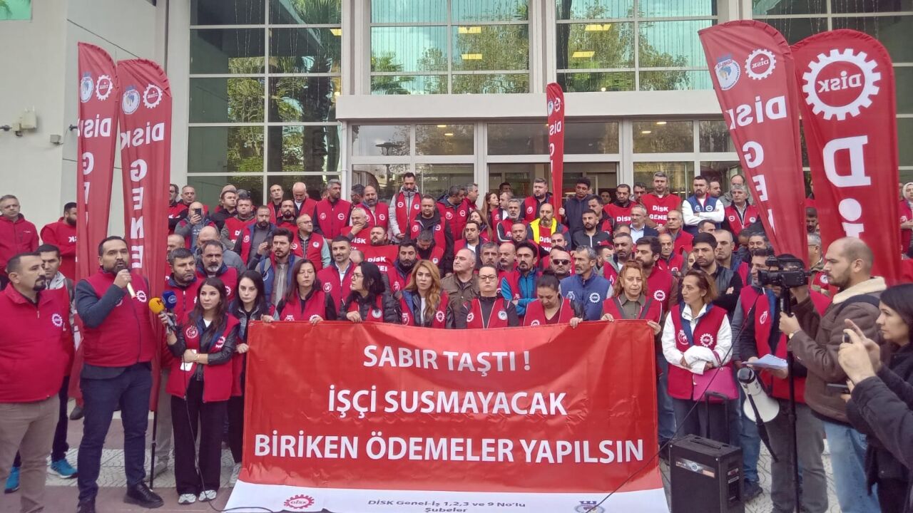 İzmir Büyükşehir’de Işçiler Eylemde 3 Aylık Fazla Mesailer Ödenmedi, Sabır Taştı!