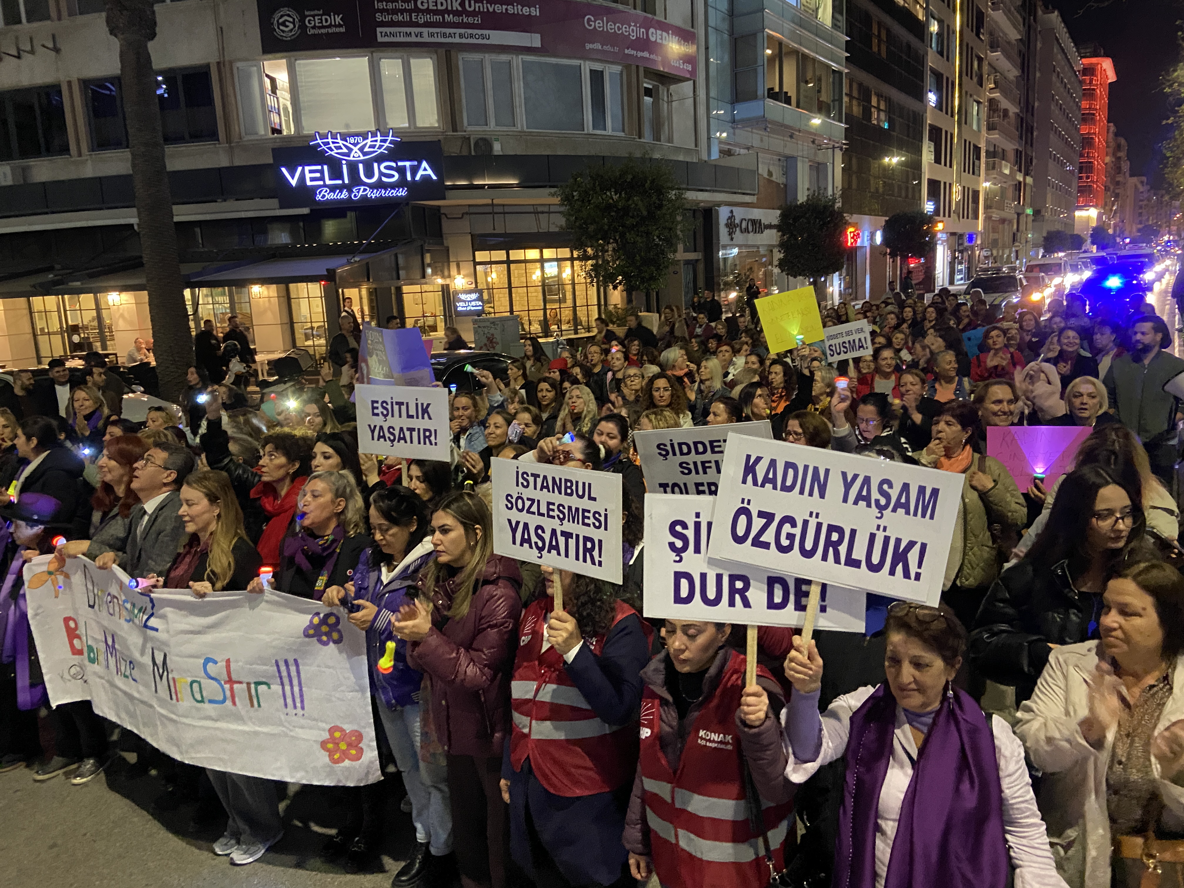 İzmir’de Chp'li Kadınlardan 25 Kasım Yürüyüşü Katledilen Kadınların Hesabı Sorulana Kadar Mücadele Sürecek (1)-1