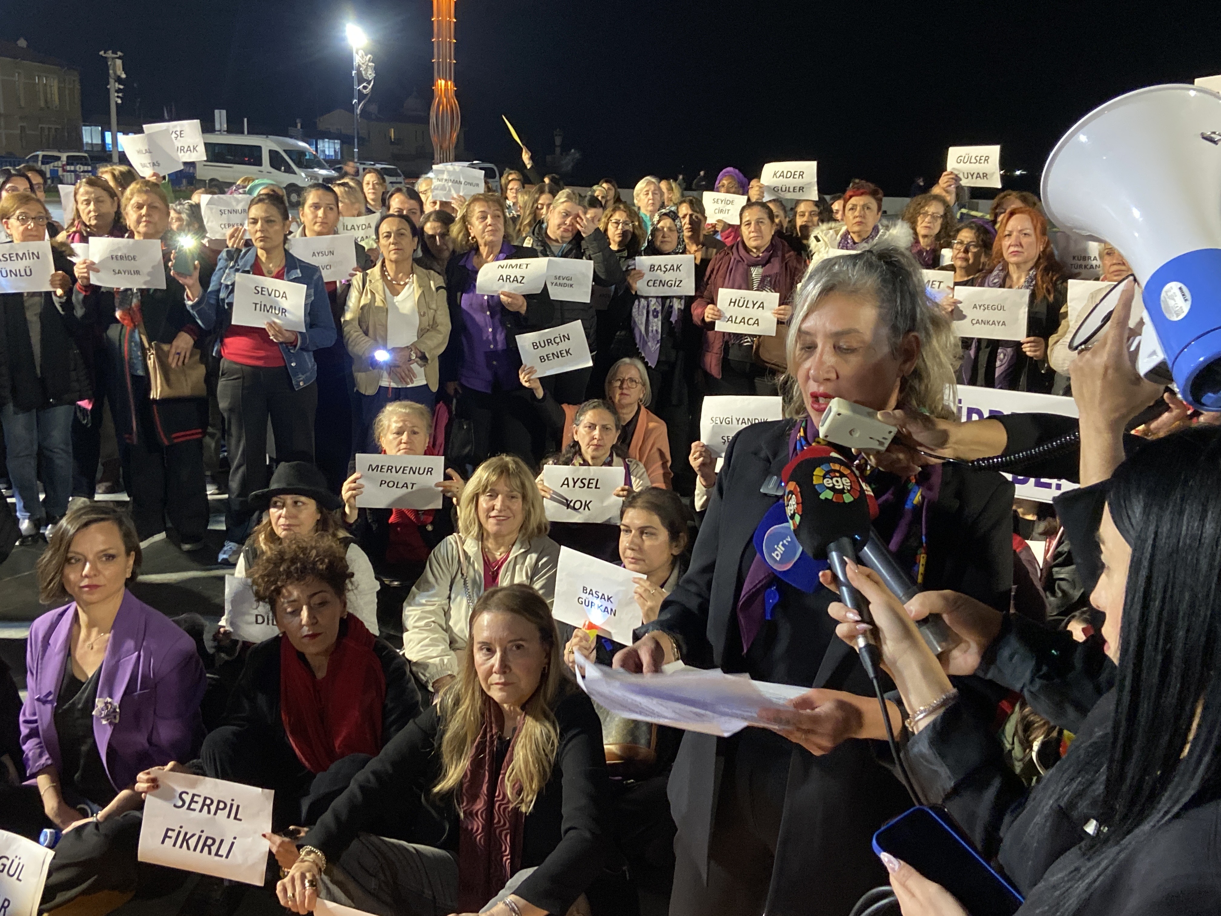 İzmir’de Chp'li Kadınlardan 25 Kasım Yürüyüşü Katledilen Kadınların Hesabı Sorulana Kadar Mücadele Sürecek (1)