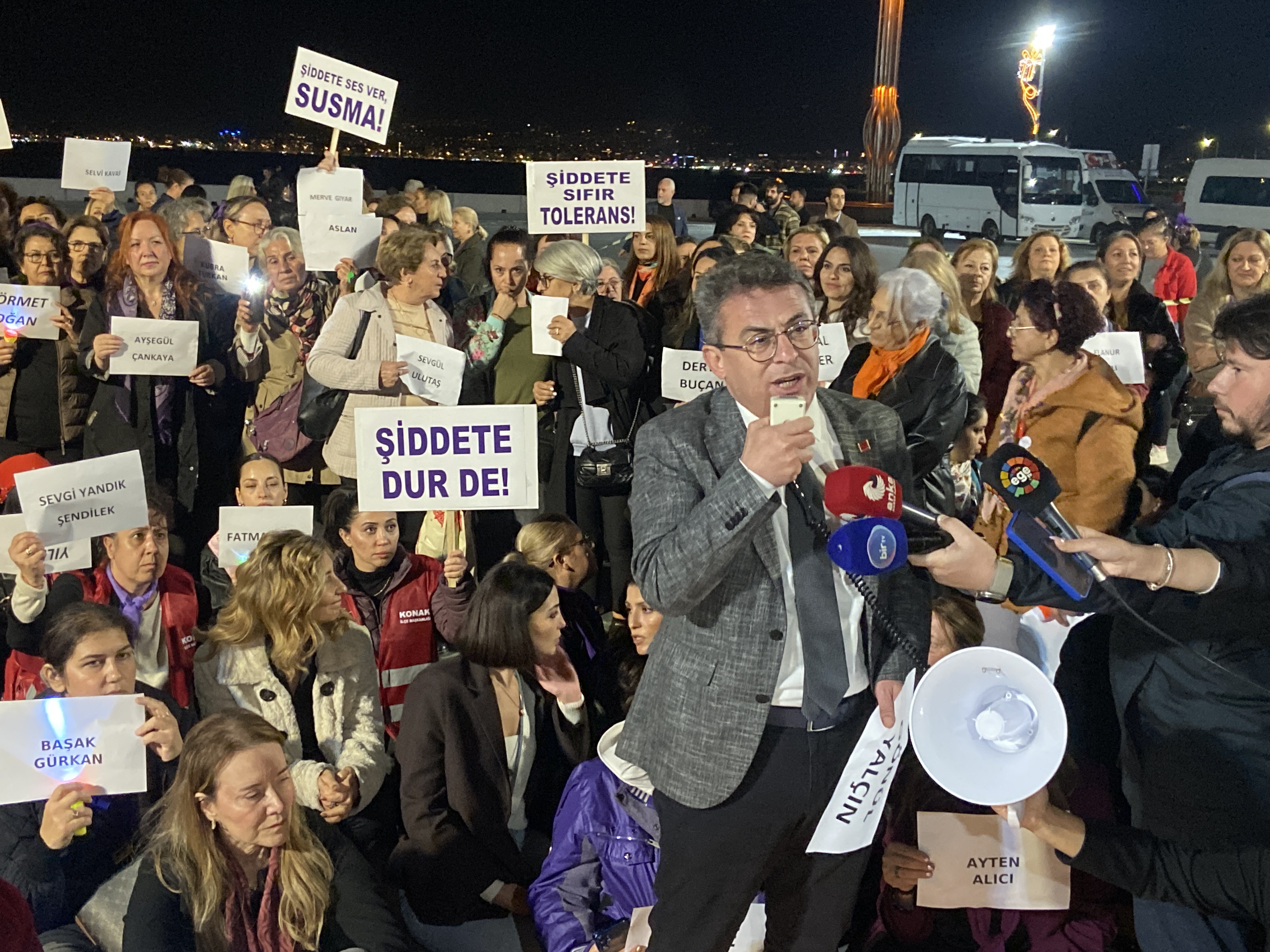 İzmir’de Chp'li Kadınlardan 25 Kasım Yürüyüşü Katledilen Kadınların Hesabı Sorulana Kadar Mücadele Sürecek (3)