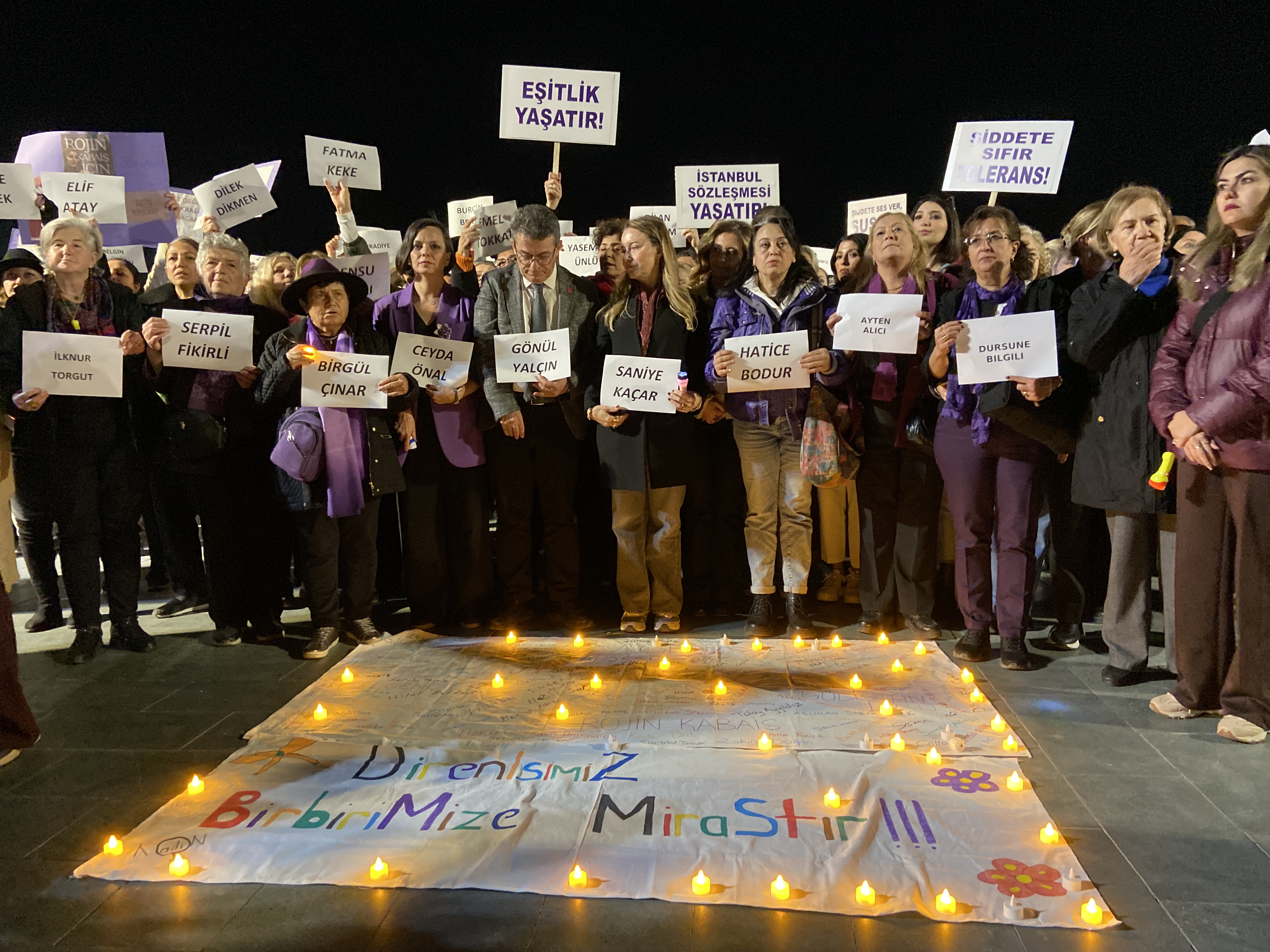 İzmir’de Chp'li Kadınlardan 25 Kasım Yürüyüşü Katledilen Kadınların Hesabı Sorulana Kadar Mücadele Sürecek (4)