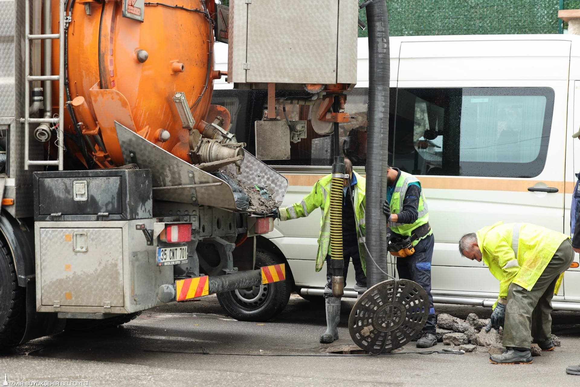 İzmir’de Yağış Alarmı Sarı Kod Uyarısı Sonrası Ekipler Harekete Geçti (3)