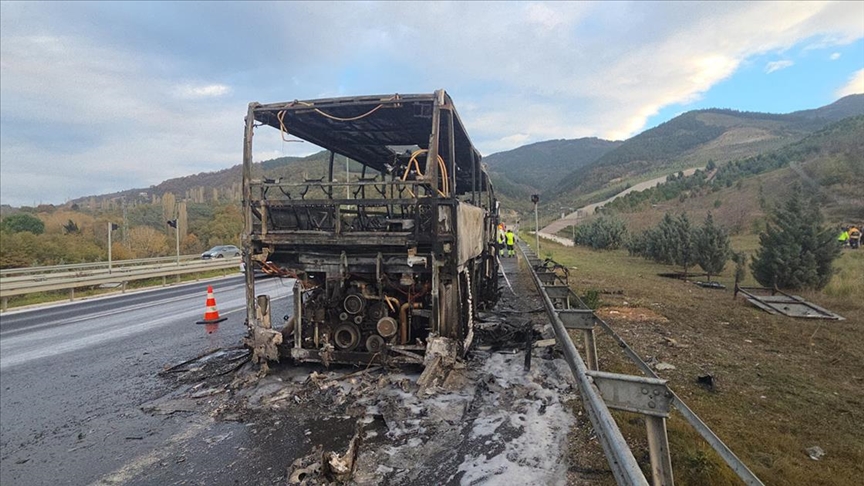 İzmir’de Yolunda Panik Anları Öğrencileri Taşıyan Otobüs Alev Topuna Döndü!
