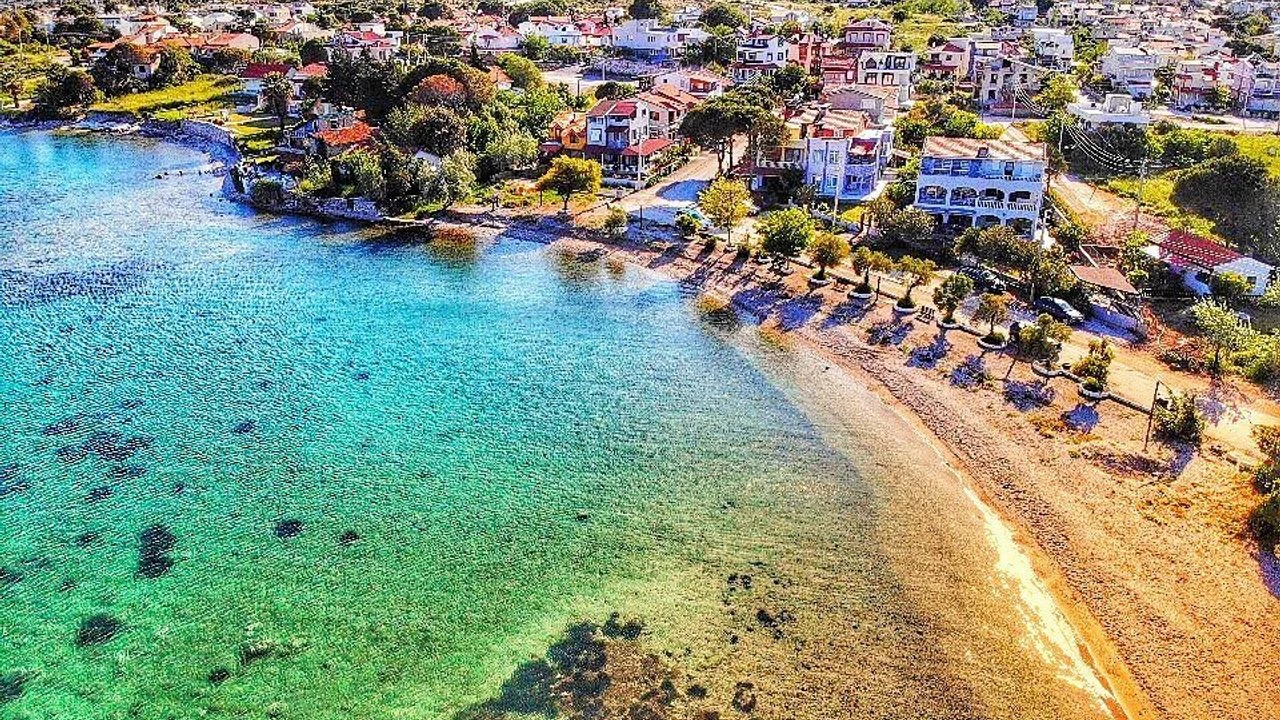 İzmir’in Doğayla Iç Içe, Bozulmamış Bir Köyü Denize Sıfır Olmasına Rağmen Sadece Yüzlerce Kişi Yaşıyor (1)-1