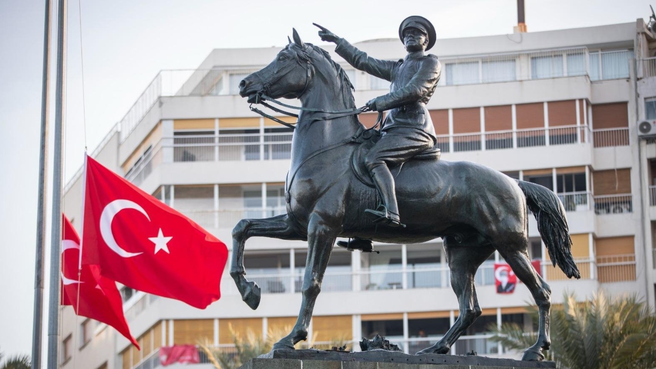 İzmirliler, Ata’sını 350 Metrelik Dev Posterle Anacak