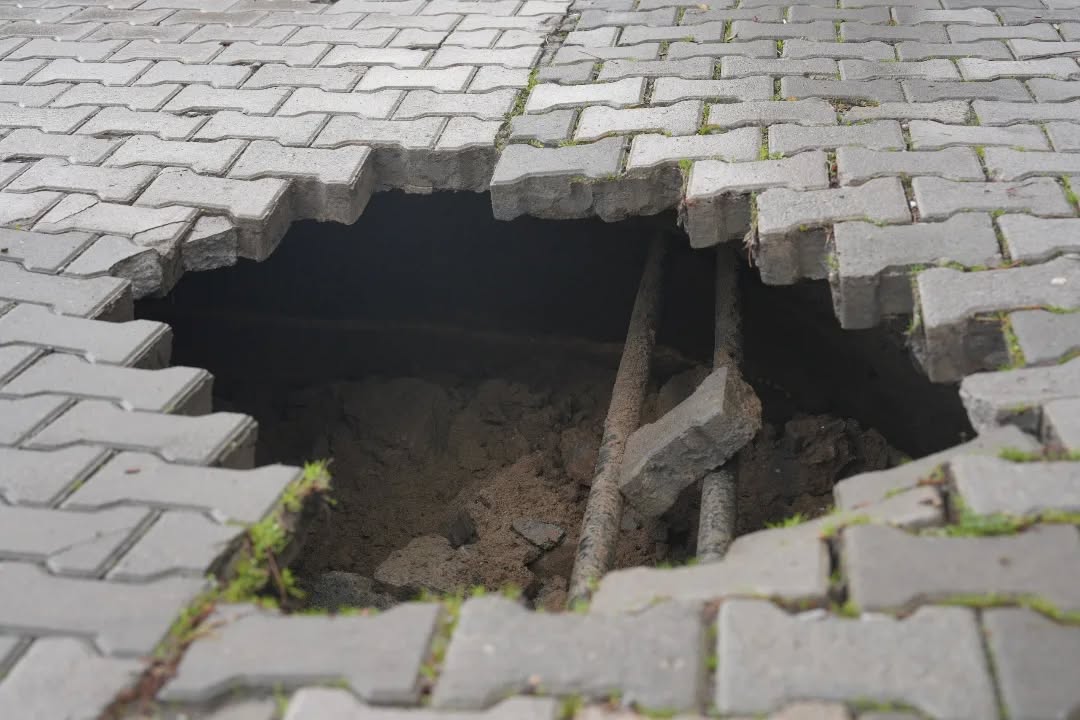 Kanalizasyon Hattı Çöktü Yol Trafiğe Kapandı! (1)