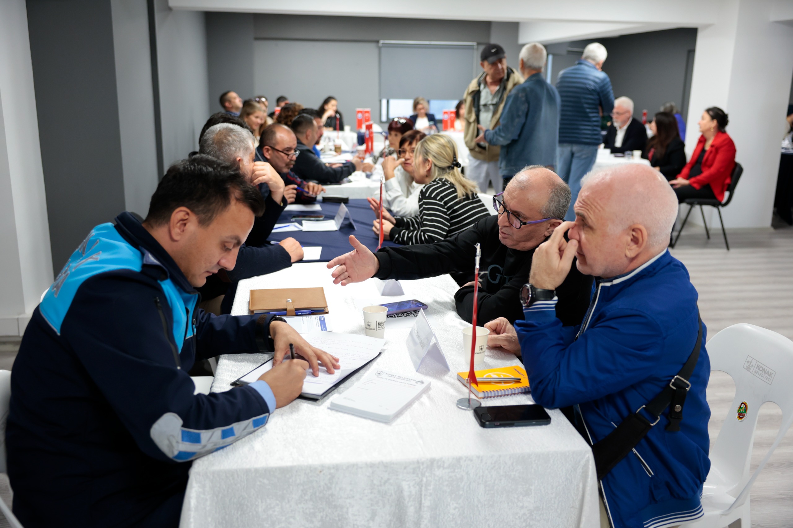 Konak’ta komşu buluşmalarına yoğun ilgi: Başkan Mutlu talepleri tek tek dinledi
