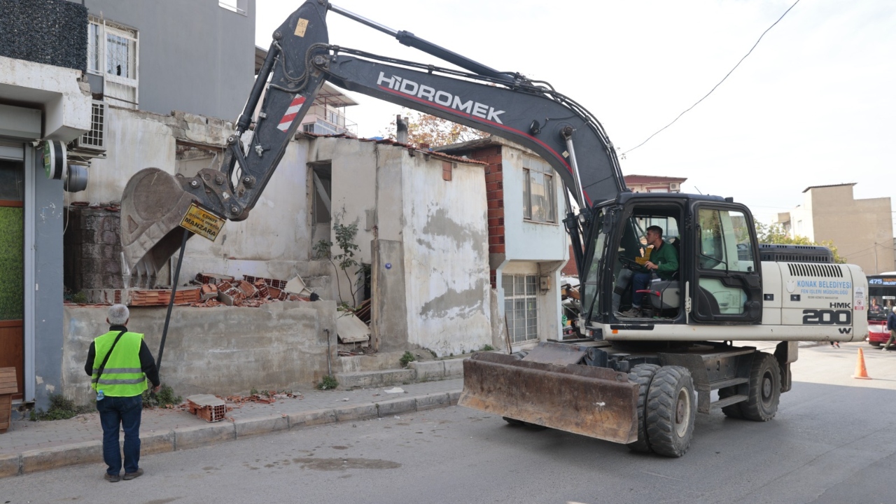 Konak’ta Metruk Yapıların Yıkımı Sürüyor (1)