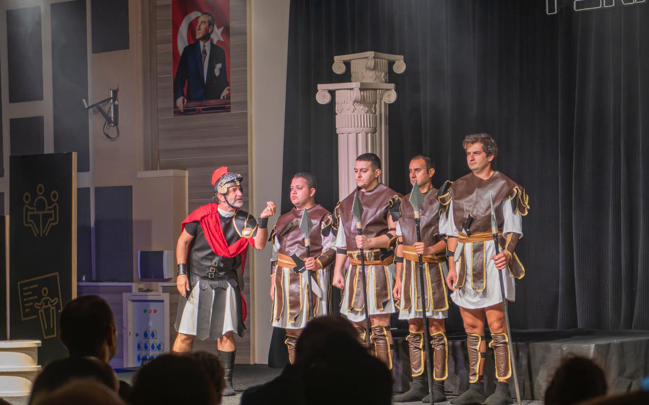 Kuşadası Belediye Tiyatrosu Kursiyerleri Sahnede Parladı (1)