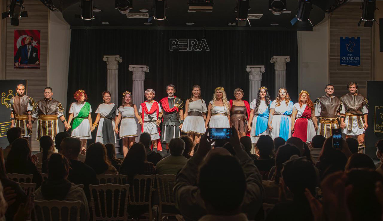 Kuşadası Belediye Tiyatrosu Kursiyerleri Sahnede Parladı (3)