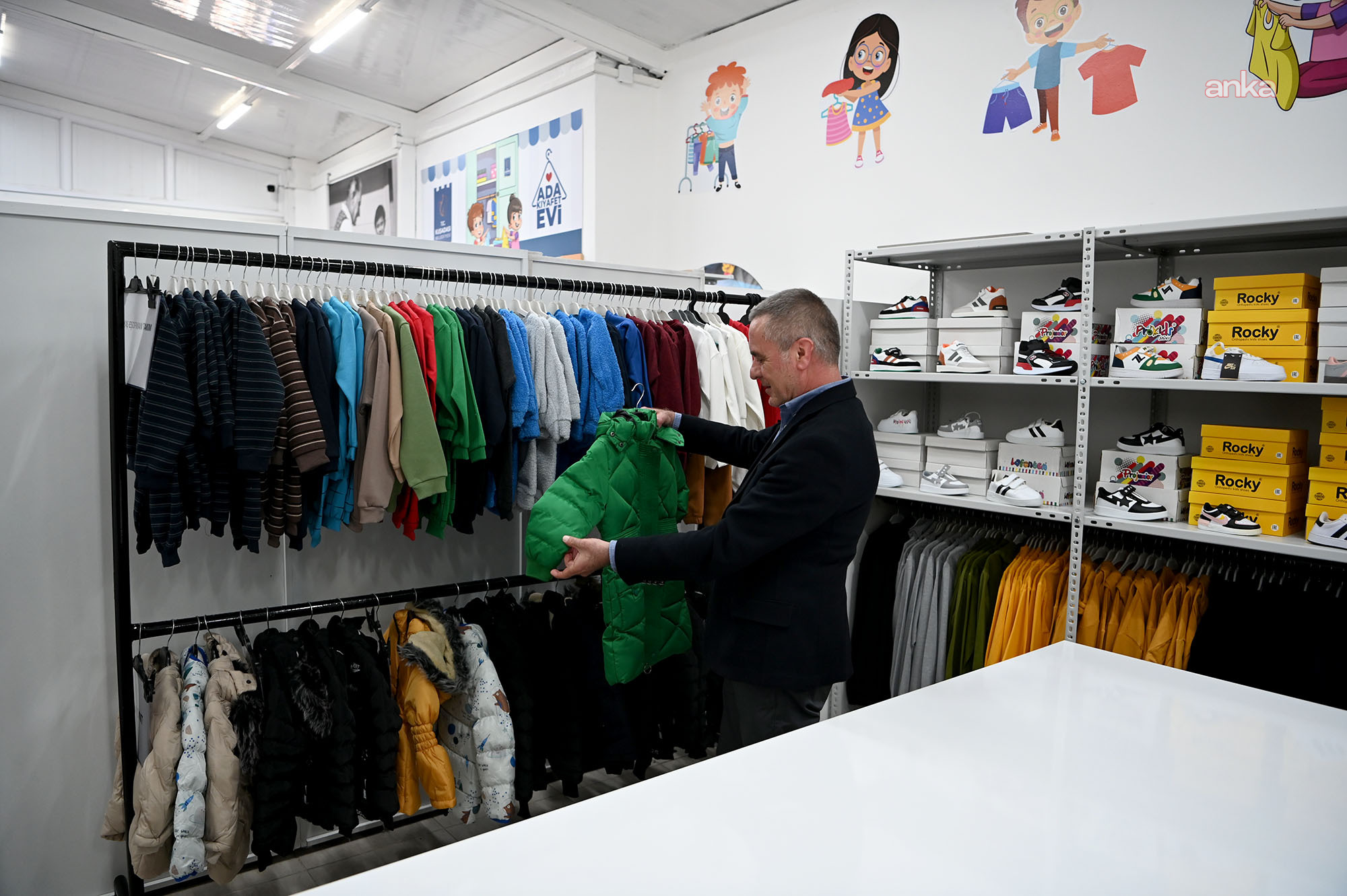 Kuşadası’nda Miniklerin Yüzünü Güldürecek Proje Ada Kıyafet Evi Açıldı (1)