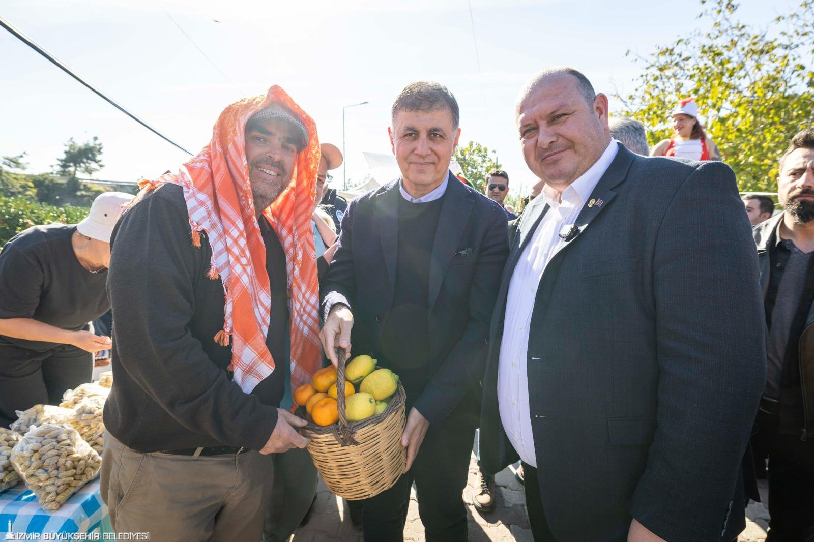 Menderes’te Mandalina Coşkusu Binlerce Ziyaretçi Yerel Lezzetlerle Buluştu (1)