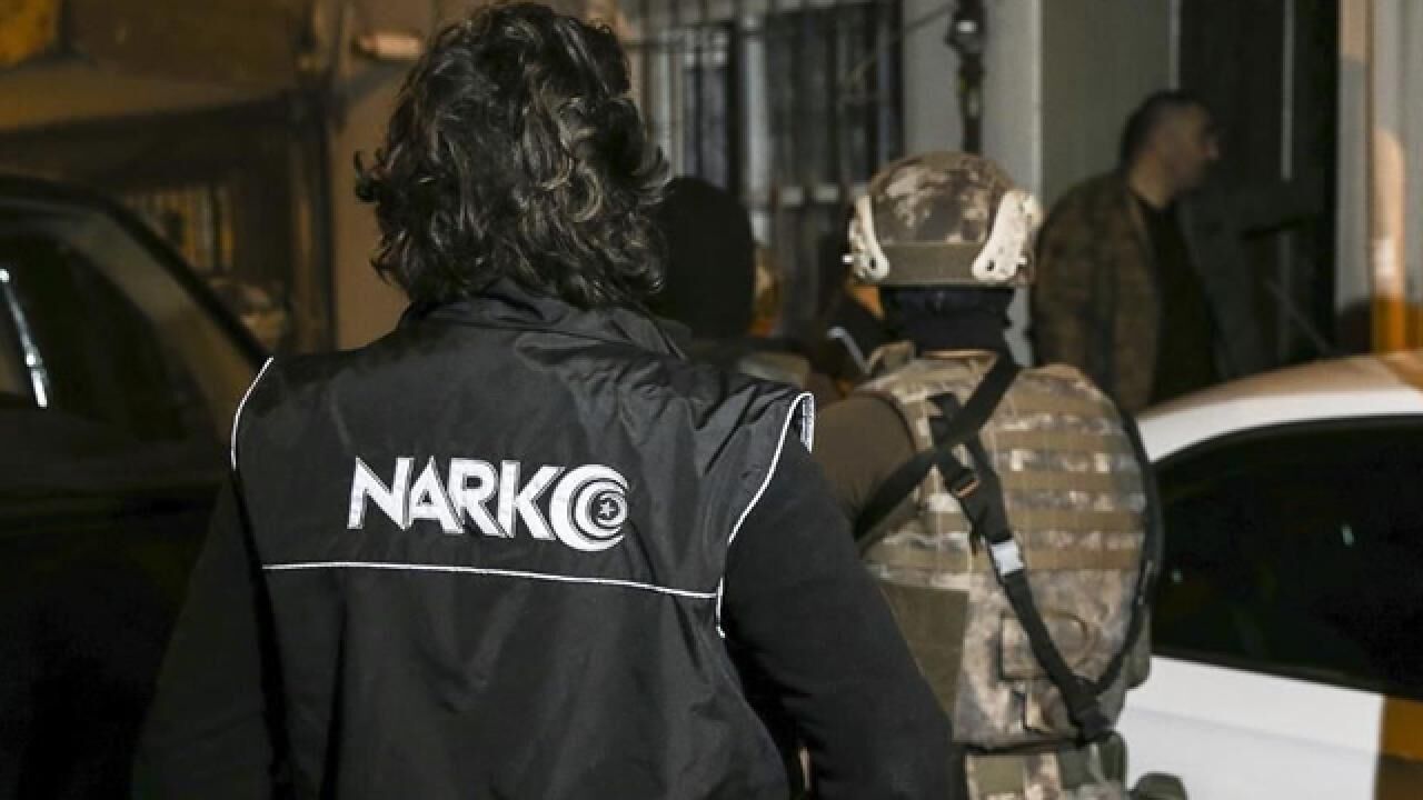 İzmir’de yasak madde operasyonu: Mutfak dolabına gizli bölme yapmışlar
