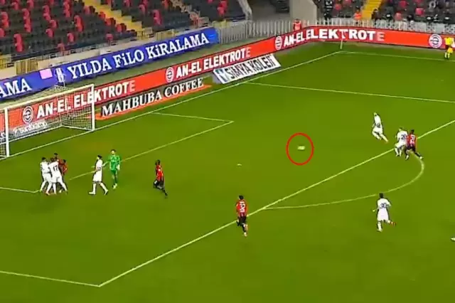 Süper Lig'de Ilginç Anlar! Herkes Kavgayı Ayırırken O Hücum Edip Gol Attı