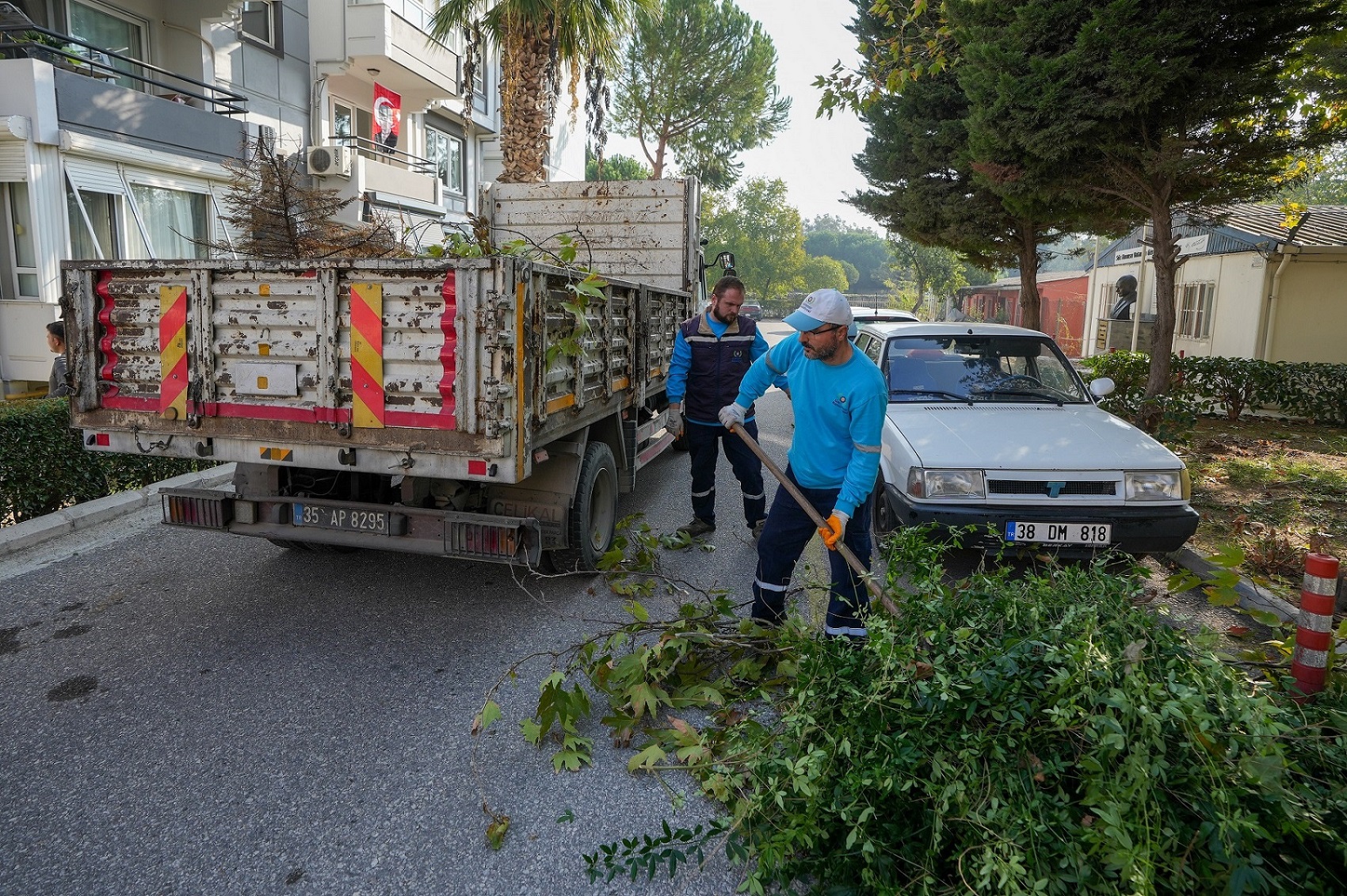 Gaziemir Belediyesi’nden temizlik hamlesi: Bahçe atıkları kapı kapı toplanıyor