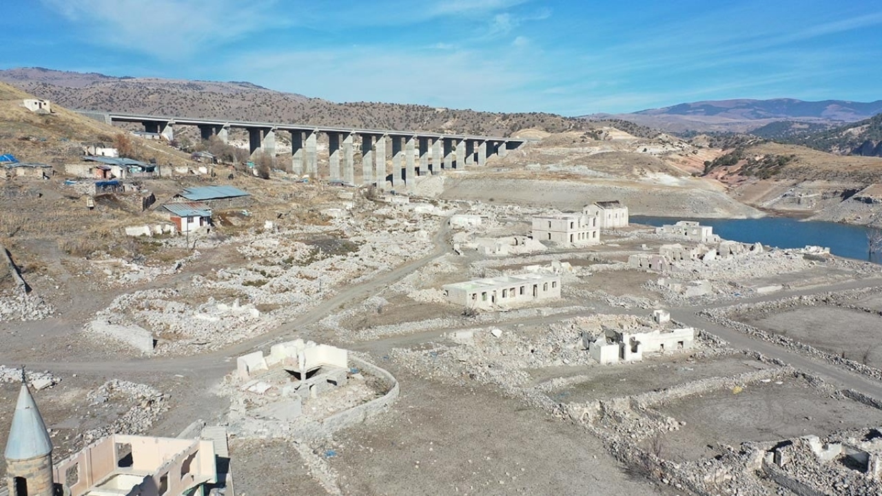 Türkiye’de Sular Altında Kalan Köy Suların Çekilmesiyle Gün Yüzüne Çıktı