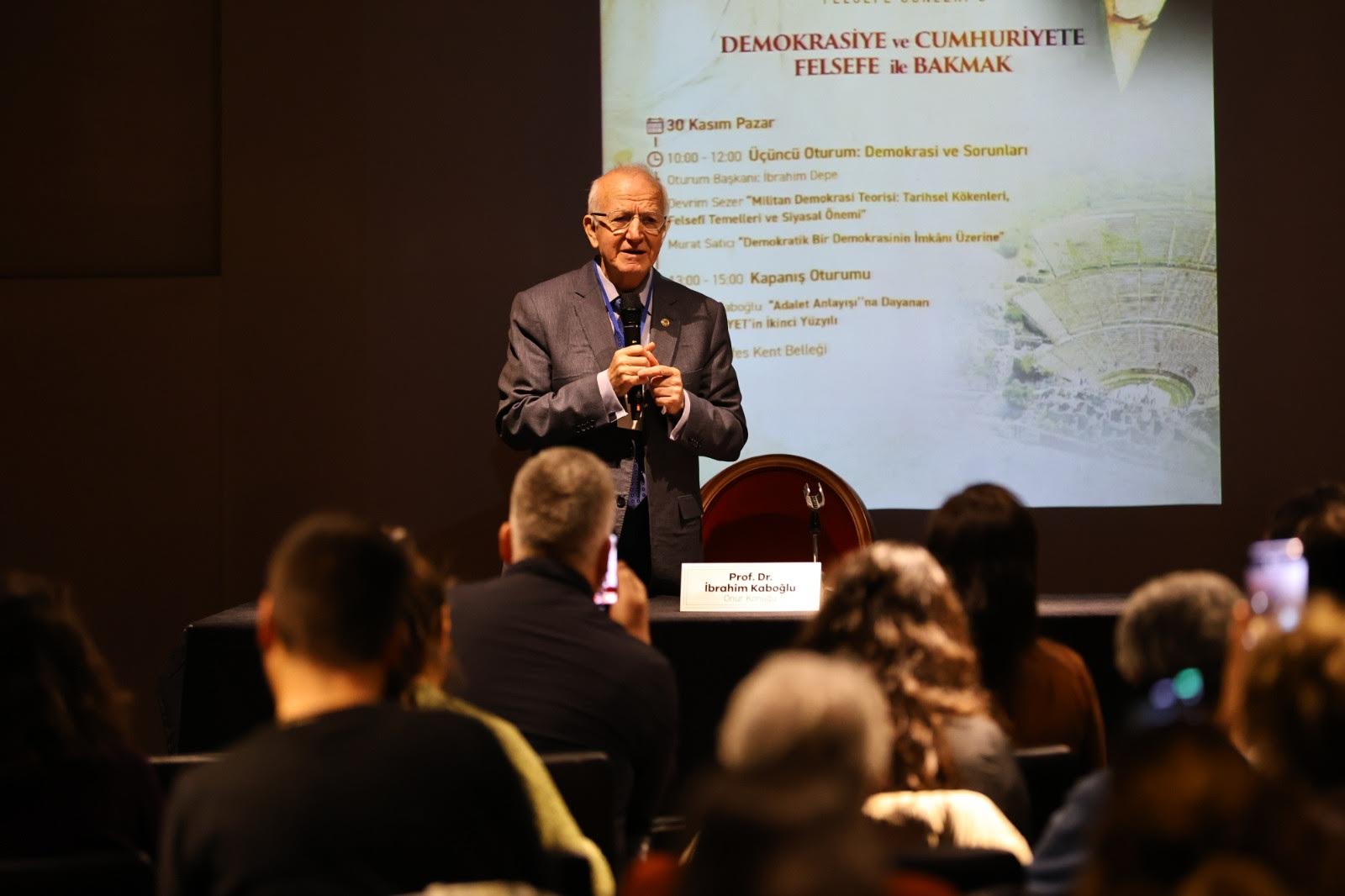 Efes Selçuk’ta felsefe gündemi: Demokrasi ve adalet!