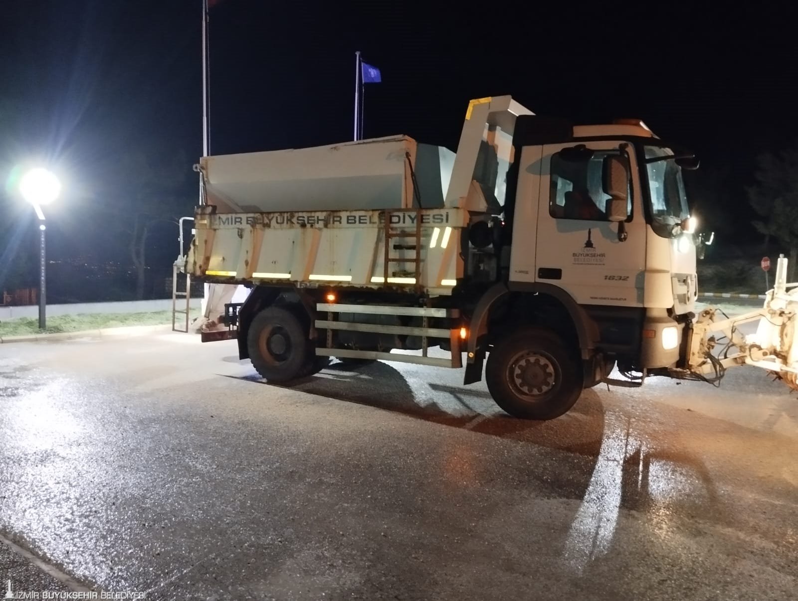 İzmir'de kar alarmı: Buzlanan yollara tuzlama çalışması yapıldı