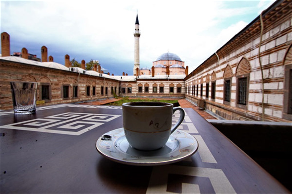 Lezzetiyle Urfa’yı geride bırakıyor: İzmir’de kahveyi bir de burada için!