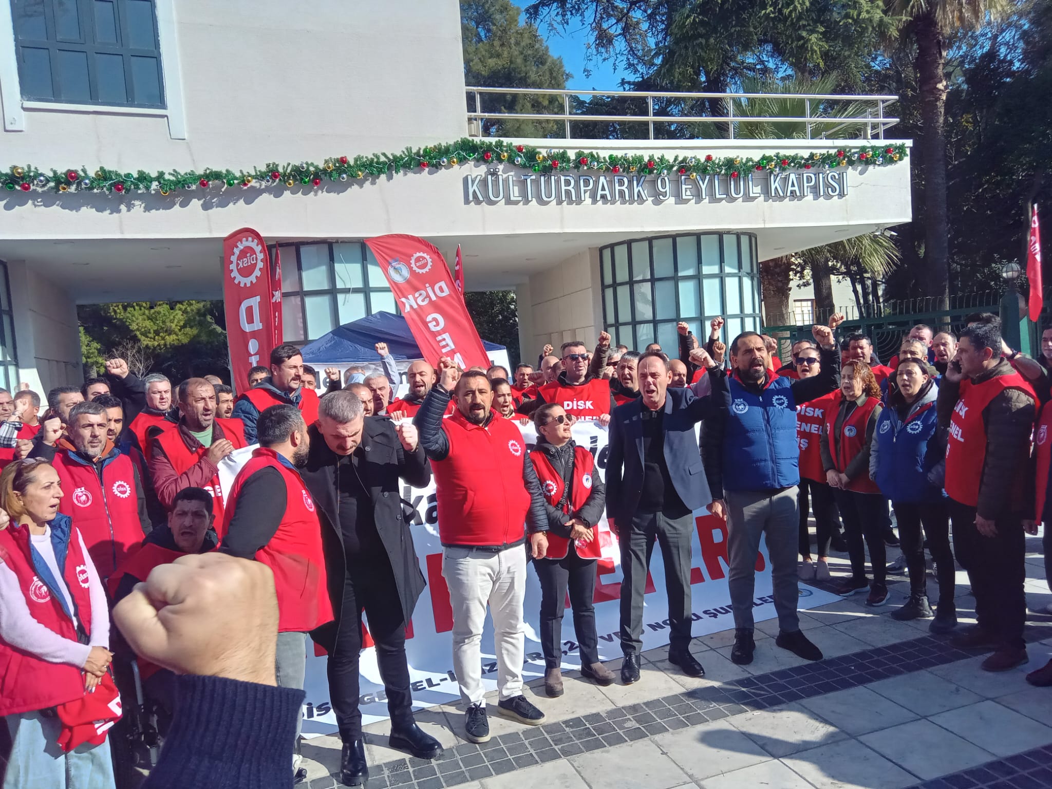 DİSK-Belediye görüşmesi başladı: Güvenli bir tarih verilene kadar alanlardayız!