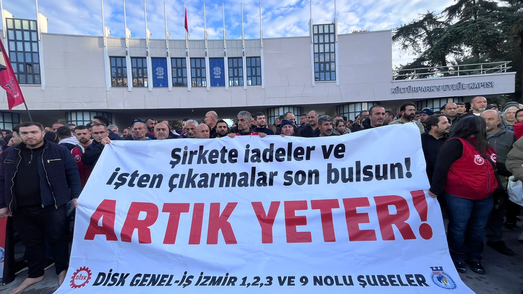 DİSK’ten açıklama: Sokaklardan asla geri adım atmayacağız!