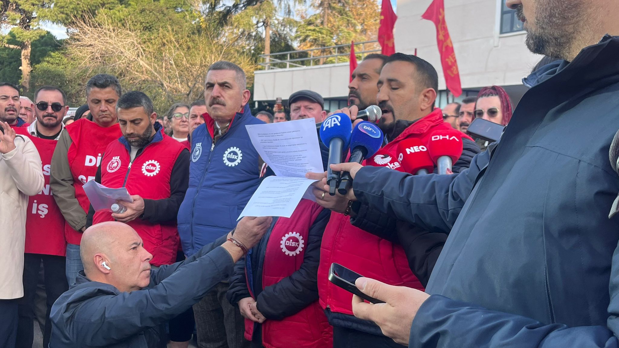 DİSK’ten açıklama: Sokaklardan asla geri adım atmayacağız!